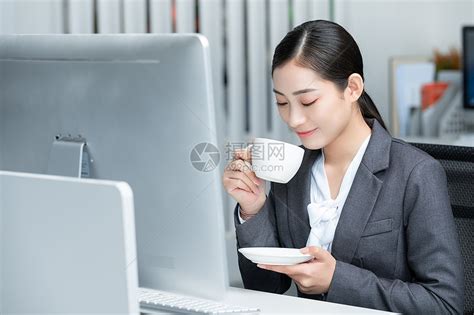 喝咖啡的女性高清图片下载-正版图片502060630-摄图网