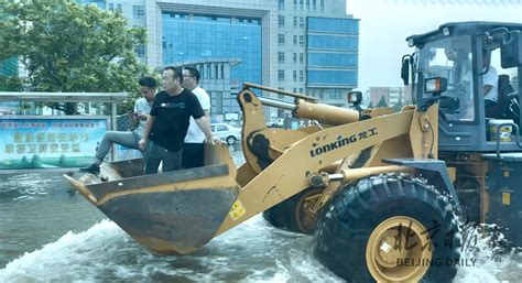 男子洪水中开铲车 逆流而上营救一家三口_凤凰网视频_凤凰网