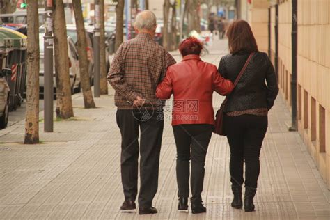 走在街上的老年人高清图片下载-正版图片506617249-摄图网