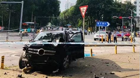 深圳小车撞上安全岛致行人2死1伤，驾驶员被批捕_南方plus_南方+