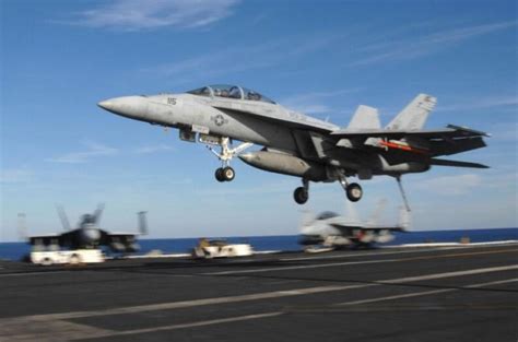 美国海军F-18超级大黄蜂有什么特点？|舰载机|大黄蜂|作战_新浪新闻