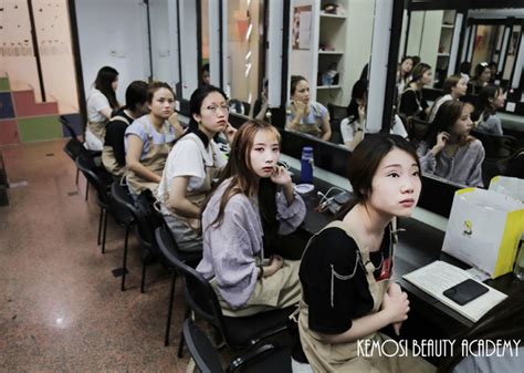 满屏学习热情 这是学习最好的模样_上海柯模思化妆学校