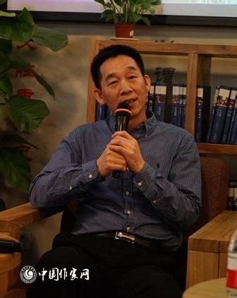 曹文轩是个高产的作家，从1979年开始到现在发表作品近50本_凤凰网视频_凤凰网
