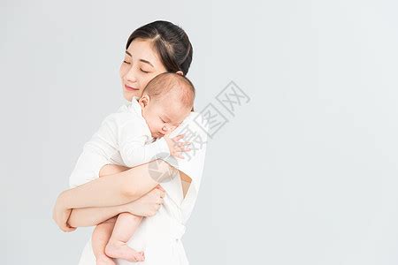母婴妈妈举起宝宝高清图片下载-正版图片500962191-摄图网