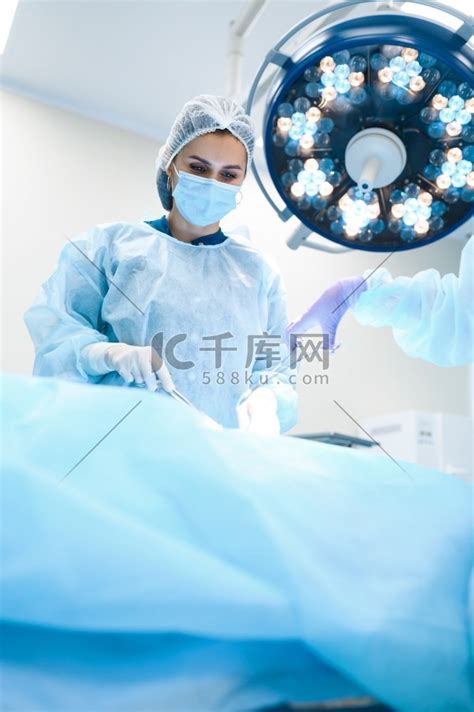 外科医生在手术室准备给病人做手术照片摄影图片_ID:141614015-Veer图库