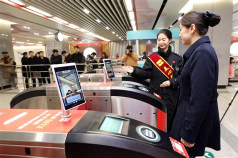 西安地铁刷脸乘车系统正式上线 轻松刷脸就能进出站 - 西部网（陕西新闻网）