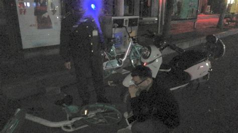 车停马路中间，醉驾男子车内睡着被查_凤凰网视频_凤凰网