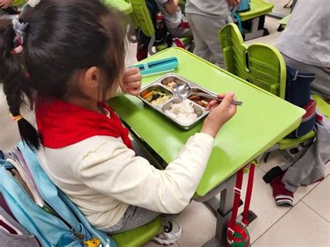 孩子在学校午餐吃得好不好、睡得怎么样？记者带你探访海口午餐午休服务-海口新闻网-南海网