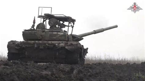 在乌克兰作战的俄军西部军区T-72B3坦克车顶棚上加装了爆反装甲！|俄军|俄乌|乌克兰_新浪新闻