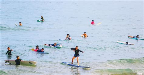 各地冲浪客在万宁日月湾浪尖上起舞[图]_海口网