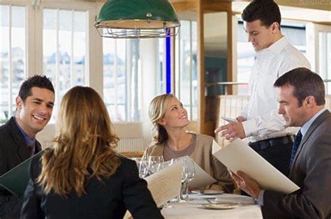 女人在餐厅跟服务员说话高清图片下载-正版图片501864513-摄图网