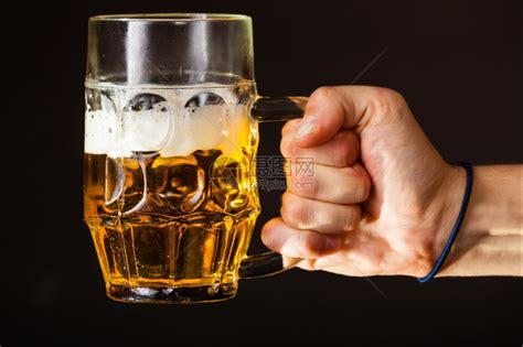 手拿啤酒图片