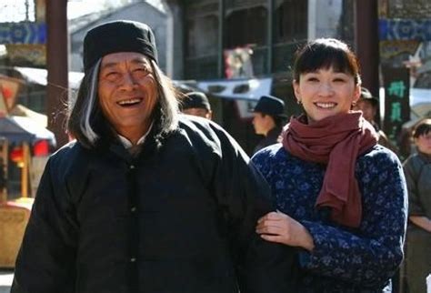 75岁王奎荣与妻子出席活动，相差37岁感情甜蜜，两人同框有夫妻相|王奎荣_新浪新闻
