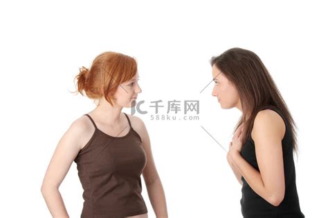 两个年轻女人说话高清摄影大图-千库网