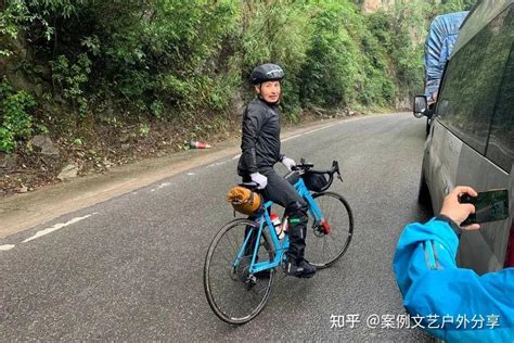 女子陕西咸阳街头晕倒 外卖女骑手人工呼吸救了她_视频_长沙社区通
