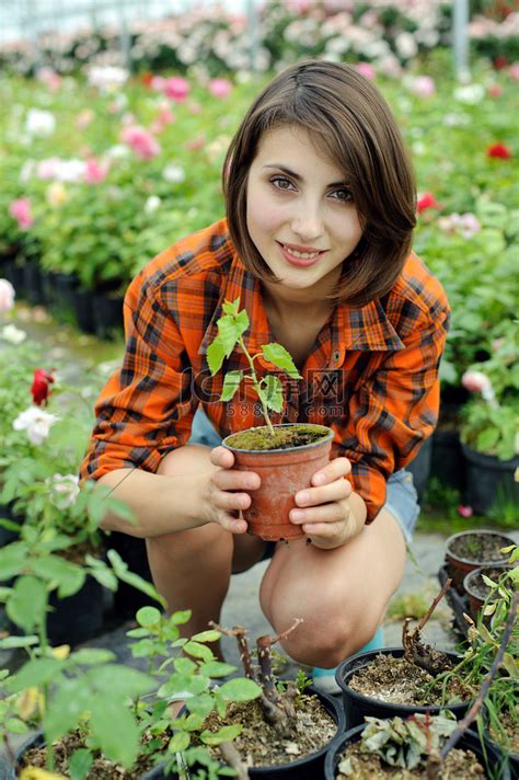 有植物的女孩高清摄影大图-千库网