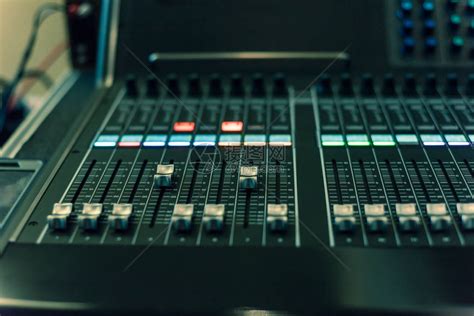 用于混音器控制的老式音调特写按钮设备音乐家DJ和音响工程师的混音器将遥控器与彩色霓虹灯混合夜总会高清图片下载-正版图片506176427-摄图网