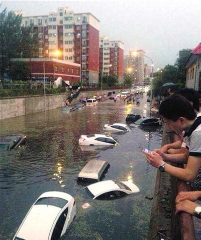 北京突降暴雨 桥下积水2米19辆车被淹_ 视频中国
