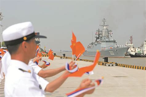 俄罗斯海军舰艇编队访问上海