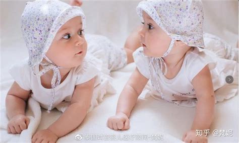 双胞胎姐妹镜子前玩游戏，妈妈误以为是一个人在照镜子！|双胞胎_新浪新闻