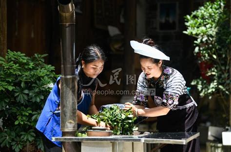 贵州贞丰：手工“娘娘茶”-人民图片网