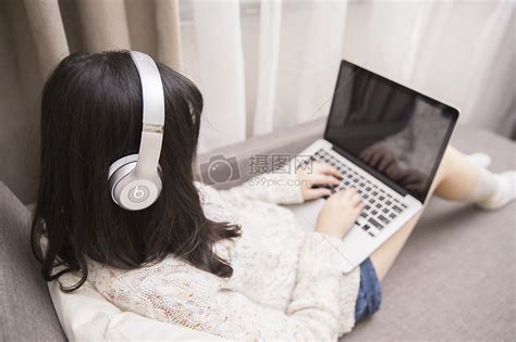 智能生活听歌用电脑的女孩高清图片下载-正版图片500224427-摄图网