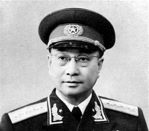 第四野战军四位兵团司令，为何邓华能够在1955年，当选大军区司令_刘亚楼_将领_解放战争