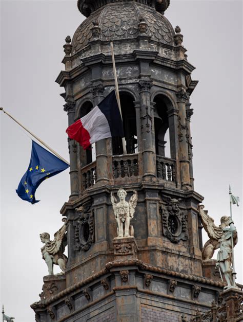法国爱丽舍宫降半旗 悼念前总统希拉克去世__凤凰网