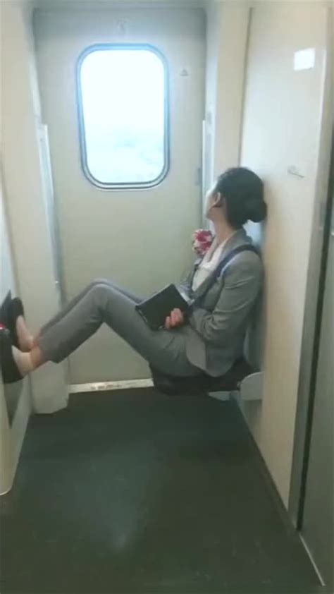 高铁上遇到一位美女乘务员，你这是在思念谁_新浪新闻