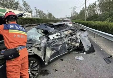杭州桐庐突发一起三车相撞事故 1人被困