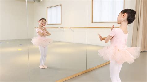 舞蹈室对着镜子跳舞的小女孩mp4格式视频下载_正版视频编号169864-摄图网