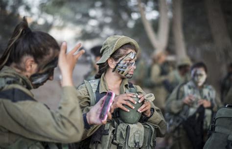 美媒:以军营向女性开放 越来越多女兵上战场_新浪新闻