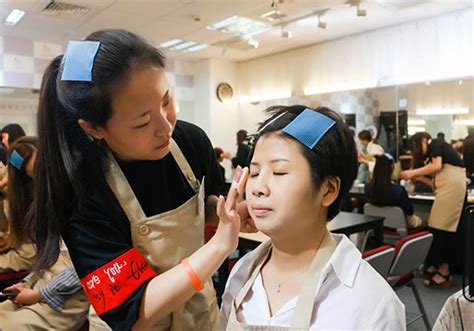 幕后的化妆师为“红歌传唱·激情飞扬合唱比赛”选手化妆 - 化妆实践活动 - 蒙妮坦