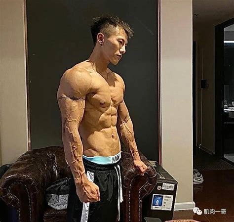 26岁北京肌肉男青筋暴露，像被榨干了_健身