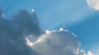 滚滚的白云在移动，白云在流逝。云在蓝天上奔跑。4k延时拍摄的白云蓝天背景。_3840X2160_高清视频素材下载(编号:26442714 ...