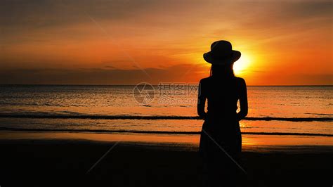 大海落日少女人像观赏日落背影剪影高清图片下载-正版图片501616230-摄图网