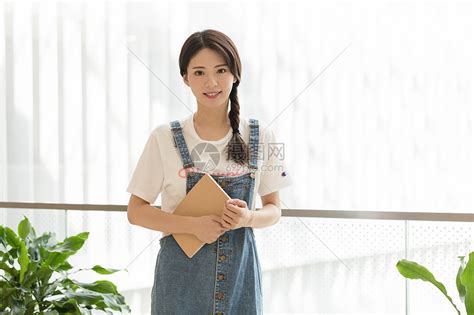 甜美女生头像拿着书本