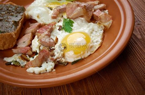 早餐包括炒鸡蛋和香脆培根高清图片下载-正版图片507032714-摄图网