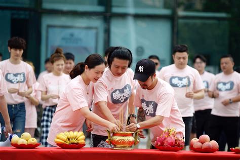 《我的邻居睡不着》甜蜜开机 陈怡馨初叁上演“失眠”初恋 - 360娱乐，你开心就好