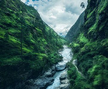 五颜六色的景观与高喜马拉雅山脉,绿色的森林,蓝天与云阳光夏季日出尼泊尔早上的山谷喜马拉雅山旅行自然高清图片下载-正版图片300847042-摄图网