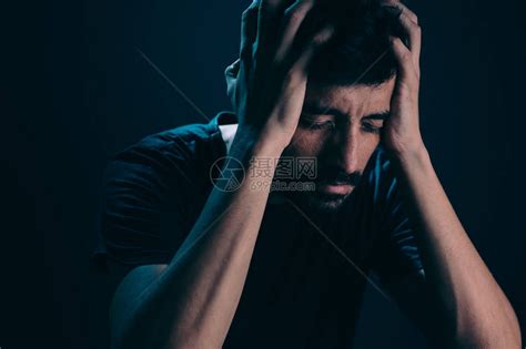 悲哀的人在黑暗的房间里紧接近悲伤的男人抑郁和焦高清图片下载-正版图片502629805-摄图网