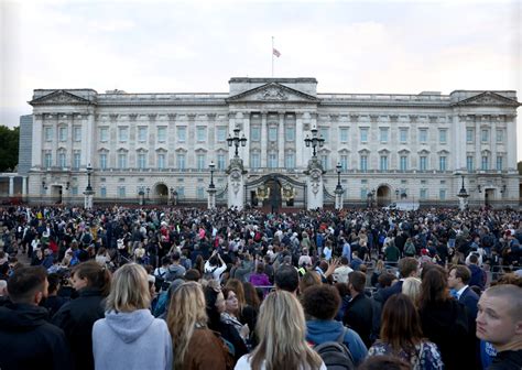 英媒：女王去世后白金汉宫降半旗，民众聚集在门前唱起国歌|英国_新浪新闻