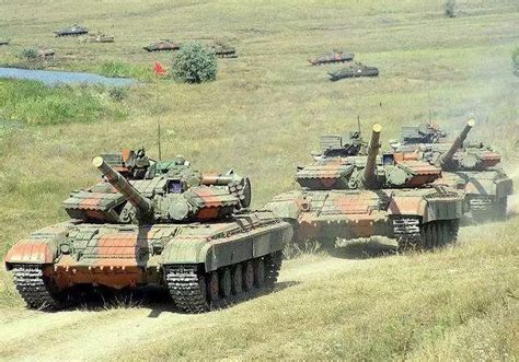 乌克兰第93机械化旅装备缴获的俄罗斯T-80BVM和T-80BV坦克！__财经头条