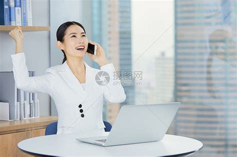 职场女性电话沟通高清图片下载-正版图片501302158-摄图网