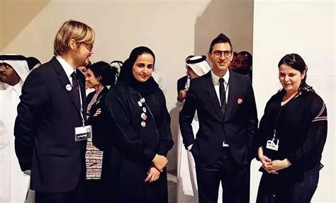 44岁卡塔尔王子帅出圈，与母亲莫扎王妃站在一起，气质优雅得体|贾西姆|谢赫|王妃_新浪新闻