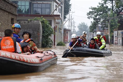 图片 | 遭洪水围困，郑州阜外医院紧急转移病患，冲锋舟、铲车、直升机都用上了