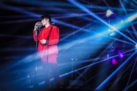 李荣浩在520太原演唱会上，唱《模特》时哭了……|李荣浩|模特|演唱会_新浪新闻