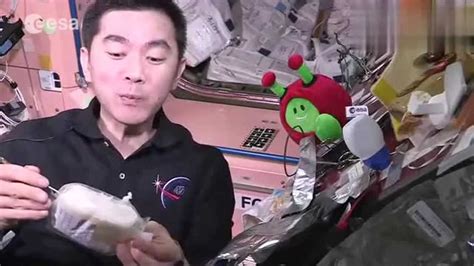 宇航员在太空中是如何做饭和吃饭的？宇航员亲自示范给你看_腾讯视频