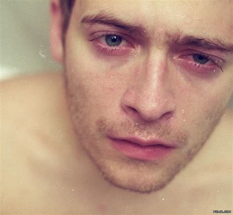 伤心图片男：男生哭泣伤感的图片 - 趣说图片