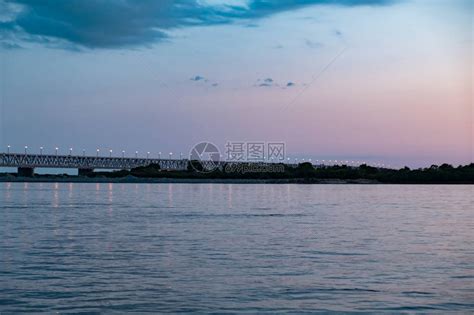 日落时在阿穆尔河上桥俄罗斯高清图片下载-正版图片506161076-摄图网